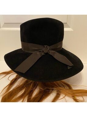 MADCAPS HAT BLACK TALL FEDORA PLUSH VELOUR FEEL ONE SIZE OS RIBBON BOW MOB WIFE